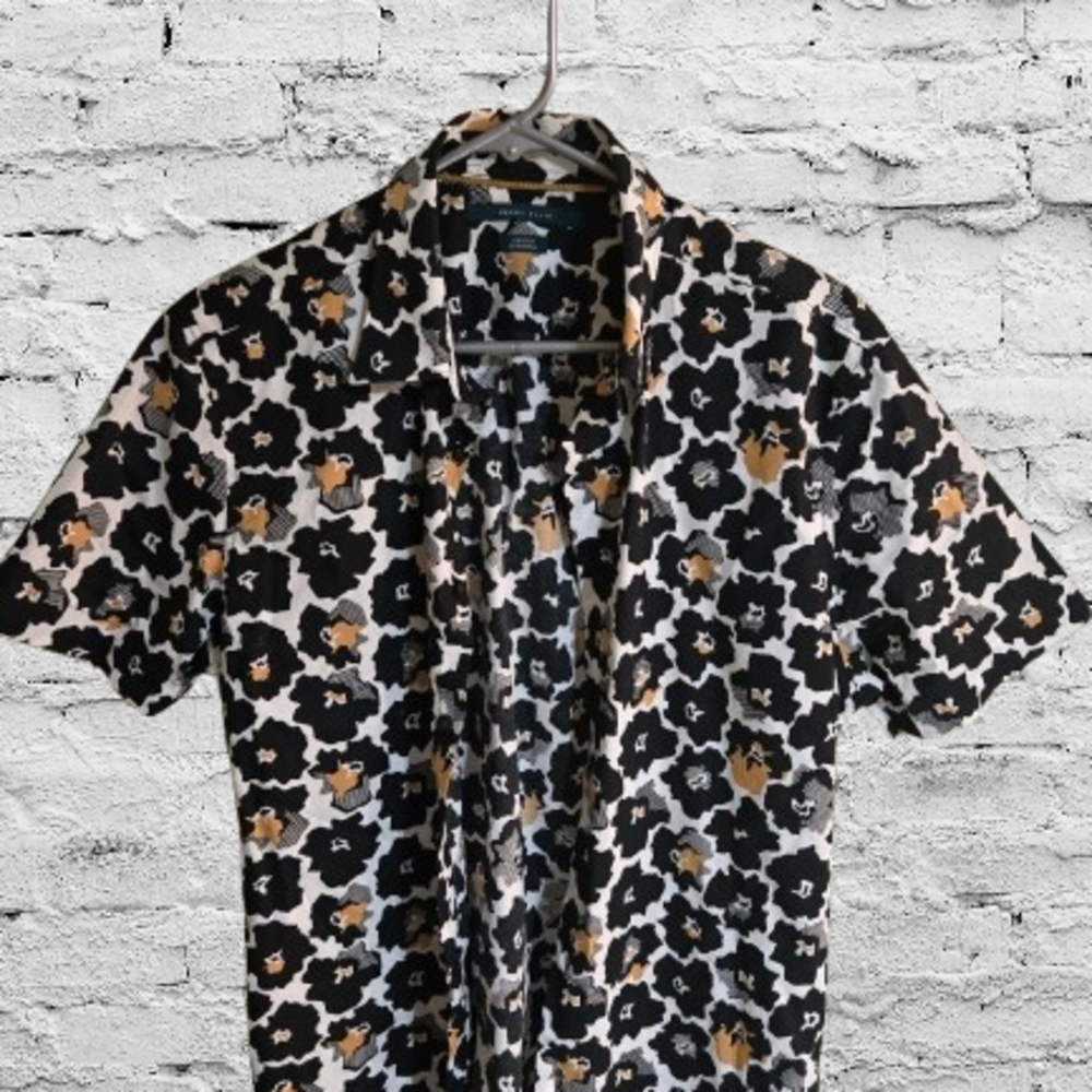 Perry Ellis Black & Cream Floral Print Blouse – Lightweight, Flowy, & Chic!